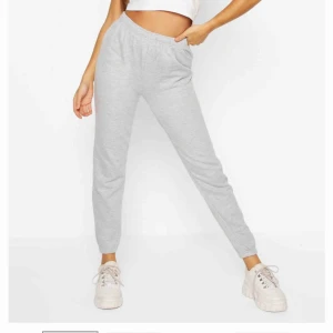  - Ljusare grå i verkligheten än vad som syns på andra bilden. Storlek UK 16, alltså EU 44. Tycker personligen de sitter bäst oversized och därför är de aldrig använda. Skickas spårbart och fraktkostnad på 63kr tillkommer💝