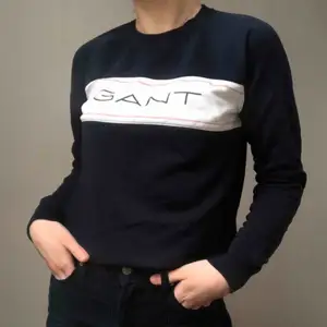 Tunn gant sweatshirt som passar storlek small/medium eller mindre. Ursprungliga priset är 999kr. Köparen står för frakt men jag kan mötas upp i centrala Stockholm 💙