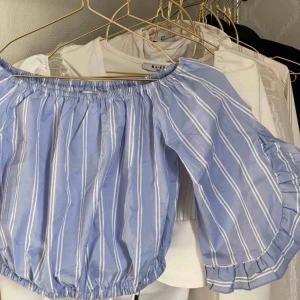  - Jättesöt off shoulder blus/topp från nakd som tyvärr inte kommer till användning! Storlek 34 men passar definitivt en 36/S lika bra! Fråga gärna om ni vill veta något:) Frakt tillkommer