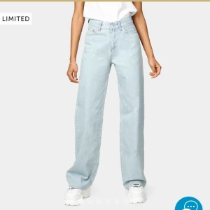  - Jätte fina junkyard jeans som är ganska nya, nypris när jag köpte dom var 600 kr, säljer pga att dom är lite för stora för mig. Liten slitning längst ner för dom e långa på mig o släpat i marken, annars bra skick