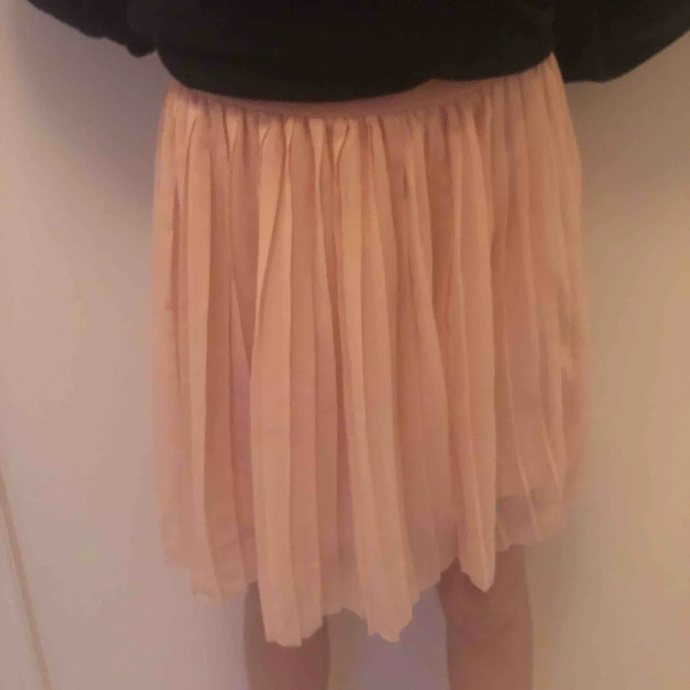 Plisserad kjol från NA-KD⚡️ Använd men i bra kvalite💫 Super snygg till en nice sommaroutfit🌸. Kjolar.