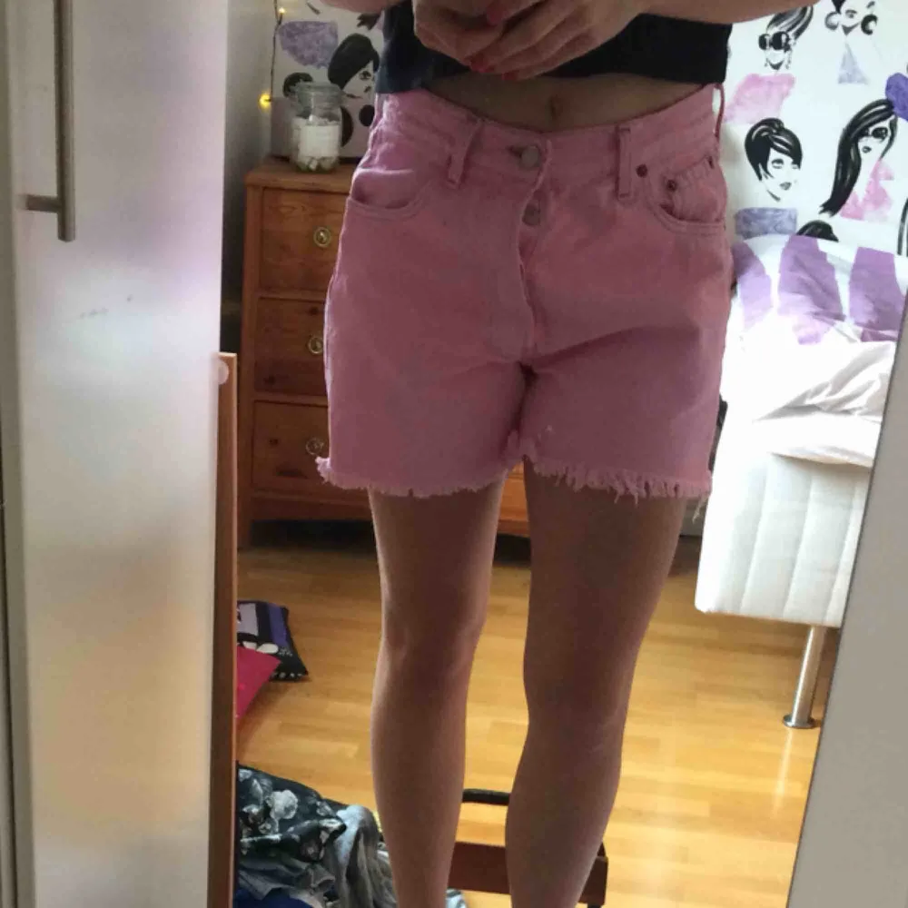Superhärliga rosa Levis short som passar perfekt till sommaren! . Shorts.