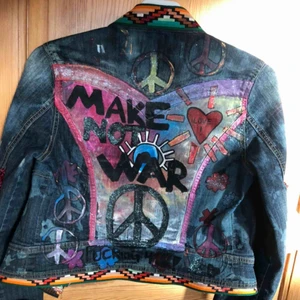  - Jeansjacka ”MAKE LOVE NOT WAR”. STORLEK XS