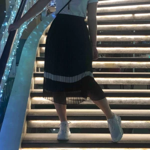  - En jätte fin lång kjol i grönt,vitt och svart💕 Använd ett fåtal gånger, skriv om du undrar något!