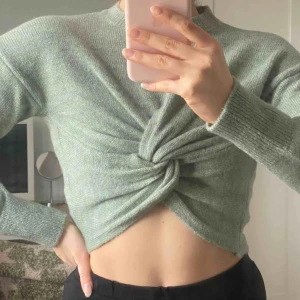  - Använd 1-2 ggr, den är som helt ny. Sitter jätte bra ( i storlek xxs men passar xs) grön croppad som går lite längre ner baktill. Inte alls stickig, har en till men i röd som jag behåller själv då den används mer.