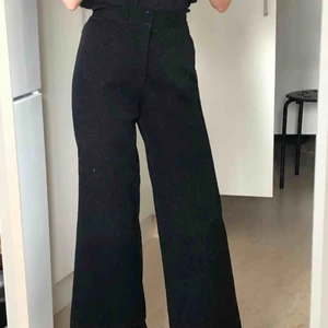  - Svarta kostymbyxor köpta på plick. Insydda.