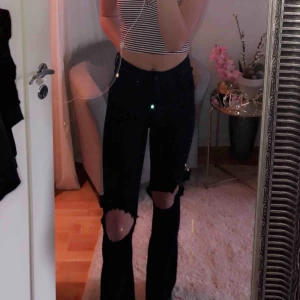  - säljer dessa bootcut byxor från gina som jag sjölv klippt hål på🥰