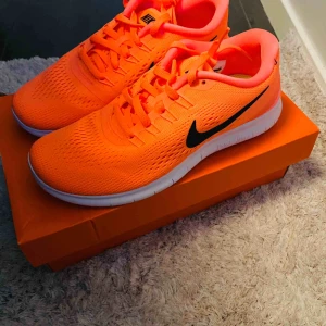  - Neon orangea med svart Nike märke. Oanvända 