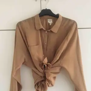 Super snygg beige blus 💕  Nyskick! 