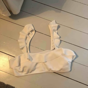  - Fin bikiniöverdel köpt här på Plick, men när jag fick hem den så var den för stor. Andra bilden är från förra säljaren! Den är i storlek S/M i lite ribbat material, inlägg finns med! Frakten är inräknad i priset om man inte kan mötas upp i Göteborg!💖💖