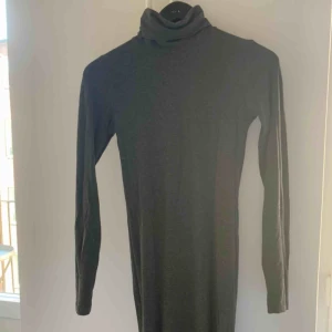  - Stretch polo klänning in mörkgrå, finns även i svart (sista bilden).  Super mjuk bomull. 