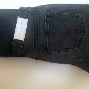  - SECOND HAND Svarta Acne jeans (straight leg). Storlek: 28/32. Skick: Använt, liten vit fläck som troligtvis kan tas bort. Pris: 75kr + 63kr frakt.