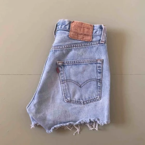  - VINTAGE Levis jeansshorts. Storlek: W29 Skick: Använda. Pris: 100kr + 63kr frakt.