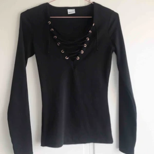  - Fin smörad långärmad tröja som är svart med guld detaljer, från ginatricot storlek XS
