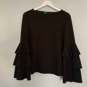  - Svart trumpetärmad topp, frakt tillkommer eller mötas i Göteborg. ☺️