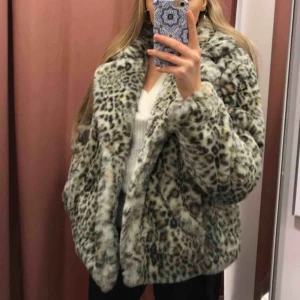  - Superfin och mjuk leopard jacka ifrån gina Tricot. Köptes för ungefär ett år sen för 500kr men är enbart använd ett par gånger. Går att stänga med knappar. Likadan som Marguax har. Finns inte att köpa i butikerna längre 🖤🐆