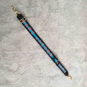  - Nytt väskband från Marc Jacobs. Blått/rött/svart med guldiga detaljer. Köparen betalar frakt 