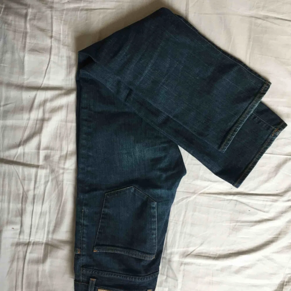 Ett par raka Acne Jeans i storlek S skulle jag tro!. Jeans & Byxor.