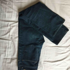  - Ett par raka Acne Jeans i storlek S skulle jag tro!