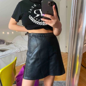  - Oanvänd läderkjol, prislappen är kvar. Frakt är inkluderat i priset. 