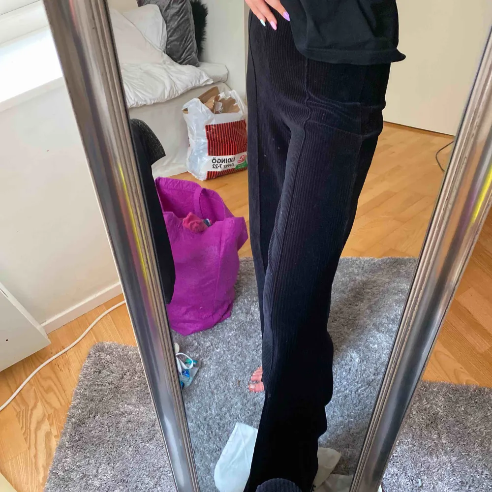 Super snygga mörkblåa ”manchester” byxor, frakt är inkluderat i frakten! Jag är 168 cm lång för längd referens, faller så snyggt över skor!. Jeans & Byxor.