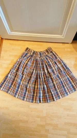 Knälång kjol - Köpt på en second hand för några år sedan. Ursprungligen från Indiska. Skriv gärna till mig om du önskar fler foton! Betalning via swish. Köparen står för frakt om vi inte kan mötas upp i Stockholm.