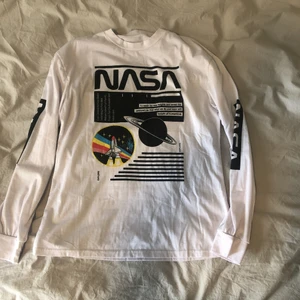  - Aldrig använd långarmad tröja. Köpt second hand💛