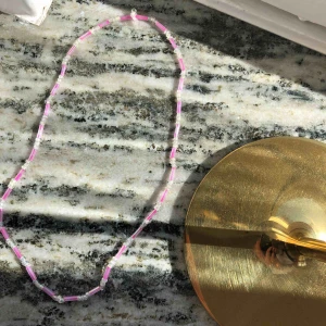  - Säljer detta jätte snygga halsbandet! Passar perfekt till våren!💕🥰🤩