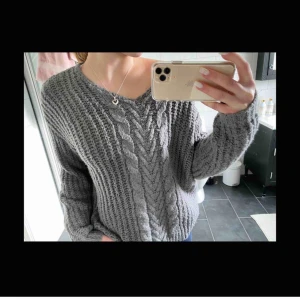  - Super mysigt grå stickad tröja i fint skick 