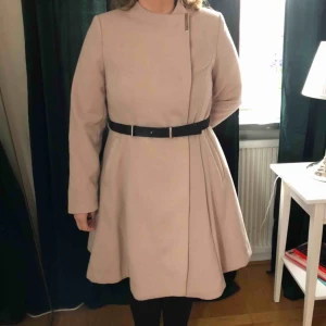  - Dorothy Perkins kappa. Gammalrosa. Aldrig använd bara prövats. Frakt tillkommer.