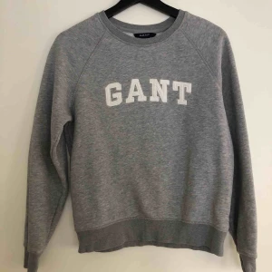  - Tröja från gant. Storlek S, vanlig i storlek. Använd cirka 5 gånger. Färgen är ljus grå. Skönt material. Frakten ingår i priset (spårbar frakt blir det mer) 