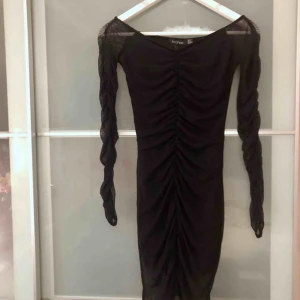  - Helt oanvänd klänning storlek 36 passar 34! Med tags
