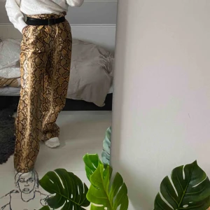  - Så unika o snygga faux ormskinn/läder byxor från Pretty Little Thing! Bara provat, säljer eftersom fel storlek o kunde inte skicka tillbaka :/ slutsålda och nypris 35 GBP (430kr). Pris kan diskuteras vid snabbaffär ☺️