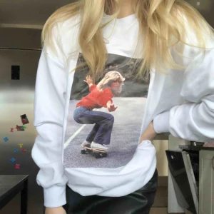  - Fin tröja som var väldigt inne för ett tag sen men inte riktigt min stil!:)  Antingen möts vi upp eller så fraktat jag men du står för kostanden!:)