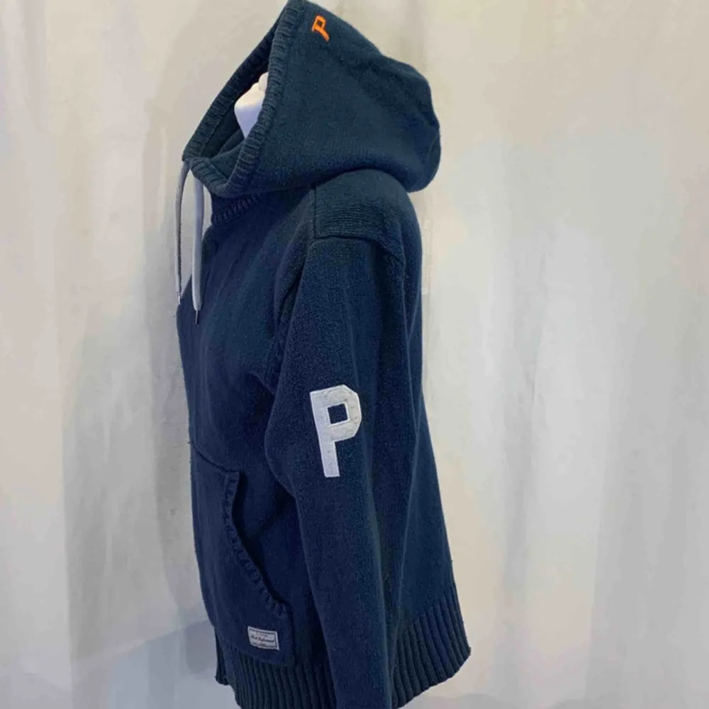 Snygg vintage Peak Performance hoodie.  Storlek S, i mycket gott skick, kan hämtas i Uppsala eller skickas mot fraktkostnad.. Hoodies.