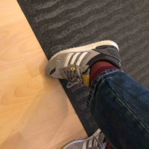 Skor - Säljer mina sköna adidas sneakers, använda men har mycket kvar att ge. Frakt 53kr