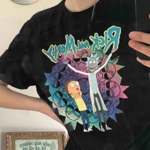  - säljer min ascoola rick and morty tröja! Den har en lös passform och funkar såklart för både tjejer och killar. Den är i toppenskick och säljs eftersom jag inte längre kollar på programmet och tröjan i princip aldrig har kommit till användning💕