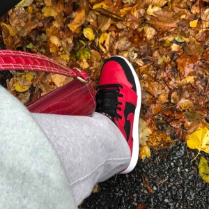  - Säljer mina älskade röda mid Jordan air, som är bra skick!!! Köpte på footlocker och är slutsålda<3 