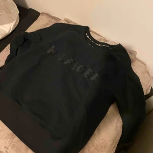  - Förlåt för dåliga bilder. En äkta svart Tommy Hilfiger tröja. 
