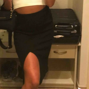  - Stickad kjol med slits