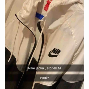  - Jackan är använd få gånger, det är en vår jacka.  Både tjej och kille kan ha den  Kan tänkte mig neråt om det är så!