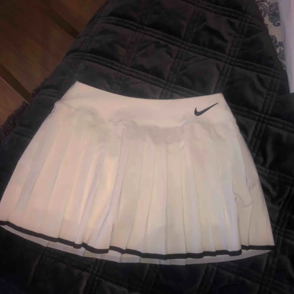Vit tenniskjol från Nike i storlek S. (original pris ca 300kr). Kjolar.