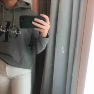 Grå Calvin Klein hoodie (äkta såklart) i storlek XL.