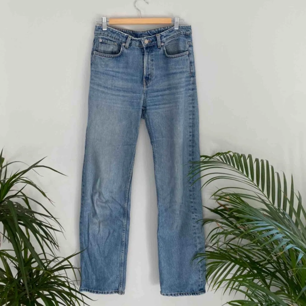 Weekday jeans i modellen Voyage. Har töjt sig till W28. Frakten är inräknad i priset! Kolla gärna på allt annat jag säljer!. Jeans & Byxor.