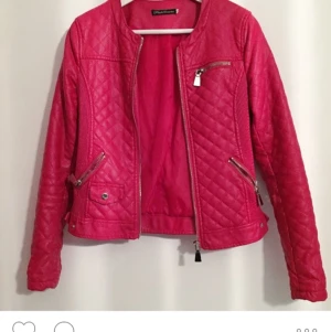  - Röd skinnjacka, sparsamt använd men finns ett hål inuti jackan som inte är synligt när man har på sig den. Inköpt för 600kr. 