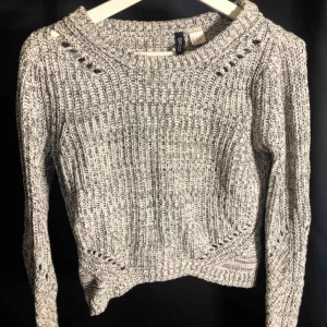  - Stickad tröja i xs. 