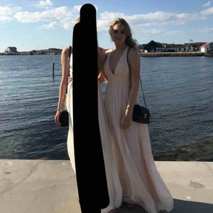  - !!pris kan diskuteras!! Superfin balklänning (beige/ljusrosa) från nelly. Köpt för 699 och använd 1 kväll, alltså är den i nyskick. Storlek xs/34. Jag är 168cm lång och har 7cm klackar på bilderna :)