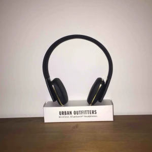  - Mattsvarta trådlösa hörlurar från Urban Outfitters. Lurarna är sparsamt använda och laddare ingår( bild 2). Kan möta upp i Stockholm elr frakta, då tillkommer kostnad för frakt.