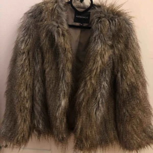  - Jättefin fakepäls jacka, knappt använd! Storlek 34