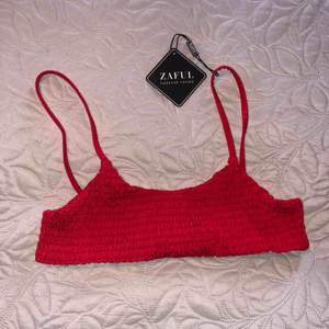 Bikiniöverdel i rött smocked-material från Zaful, aldrig använd med lappen kvar❣️ Storlek S och true to size, frakt ingår!!